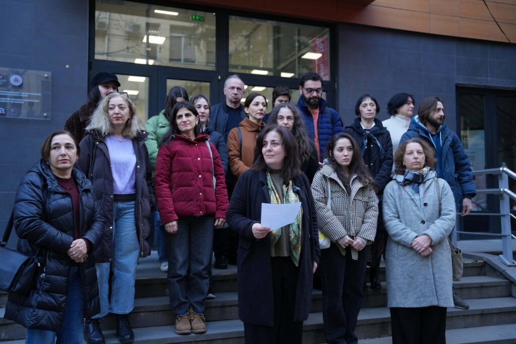 ილიაუნის განათლების სკოლა: როდესაც, გვაიძულებენ შევეგუოთ ჩვენი კოლეგების უმრავლესობის მიერ უნივერსიტეტის დატოვებას, უმოქმედოდ ვერ ვიქნებით