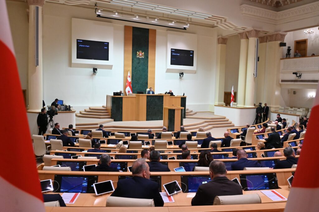 „ოცნების“ პარლამენტმა პირველი მოსმენით  დაუჭირა მხარი გრანტებისა  და პარტიების კანონში  ცვლილებებს