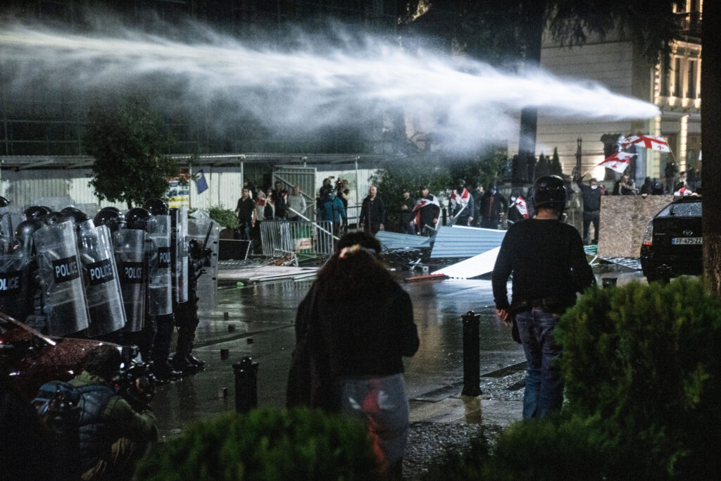 პოლიციელების თქმით, 4 ოქტომბერს მათ ხელი კობა ეპიტაშვილმა და გიორგი კირვალიძემ დაარტყეს