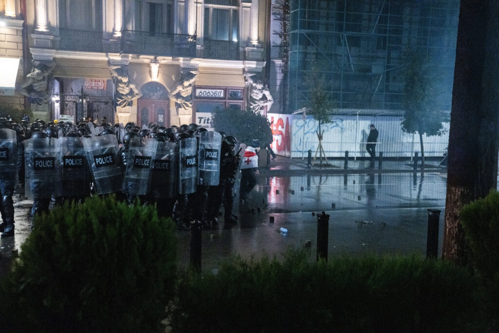 ზოდელავა და ნადირაძე შეტევისკენ უბიძგებდნენ ხალხს - სახელმწიფო დაცვის სამსახურის თანამშრომელი