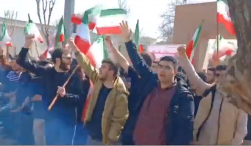 აქციების სისხლიანი დაშლის შემდეგ ირანელმა სტუდენტებმა პირველი მასშტაბური აქცია გამართეს