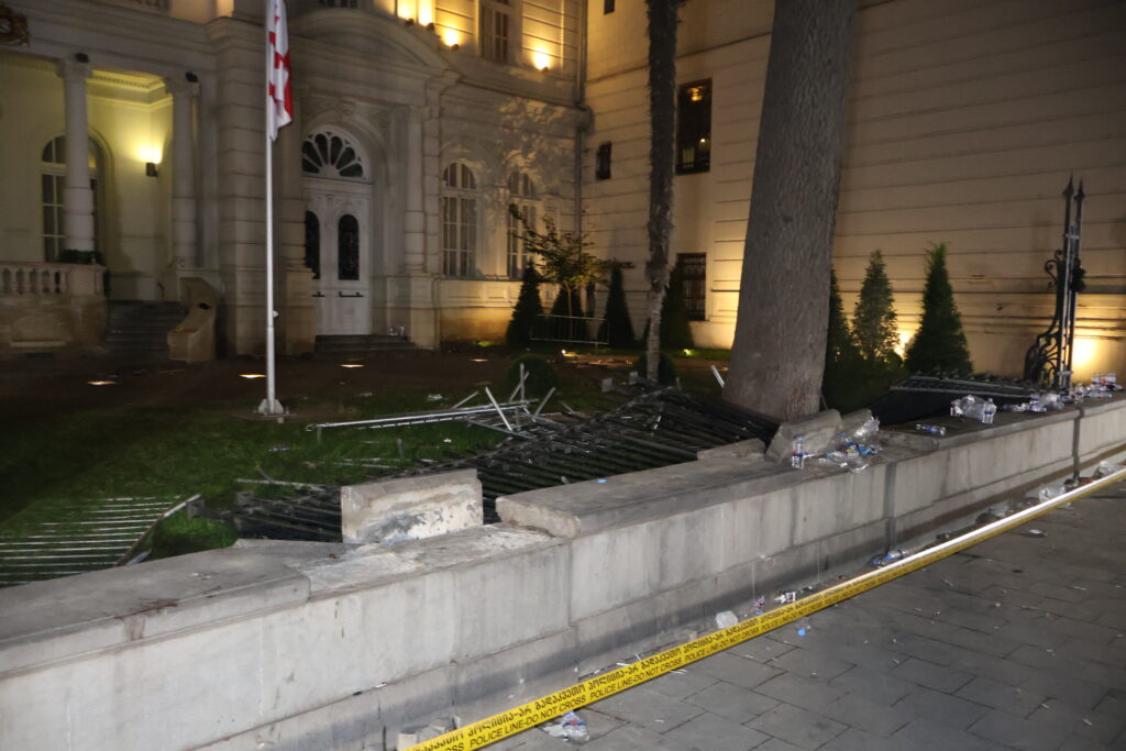 რატომ არ ამოიღეს და დალუქეს ათონელის სასახლის ღობის ფრაგმენტები - რა გავიგეთ პროცესზე