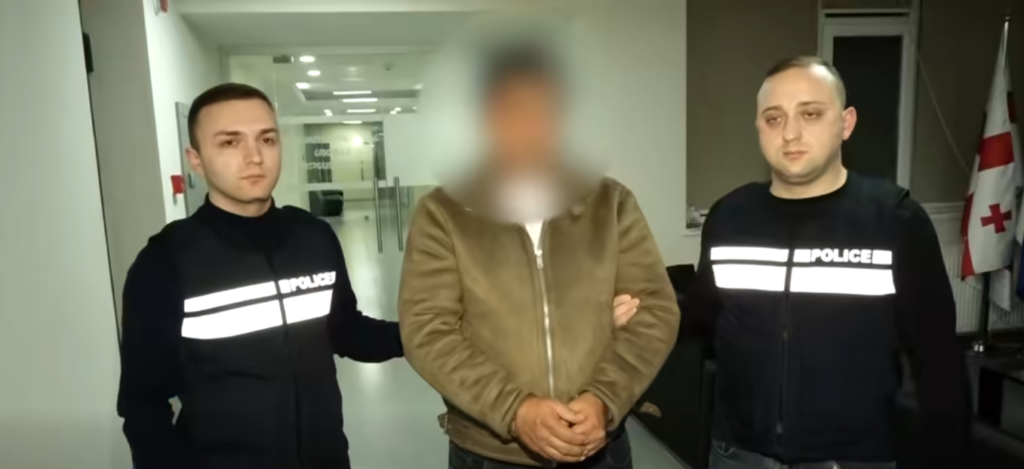 შსს: სამართალდამცველებმა ოჯახში ძალადობისა და ოჯახის წევრის მიმართ ჩადენილი გარყვნილი ქმედების ბრალდებით ერთი პირი დააკავეს