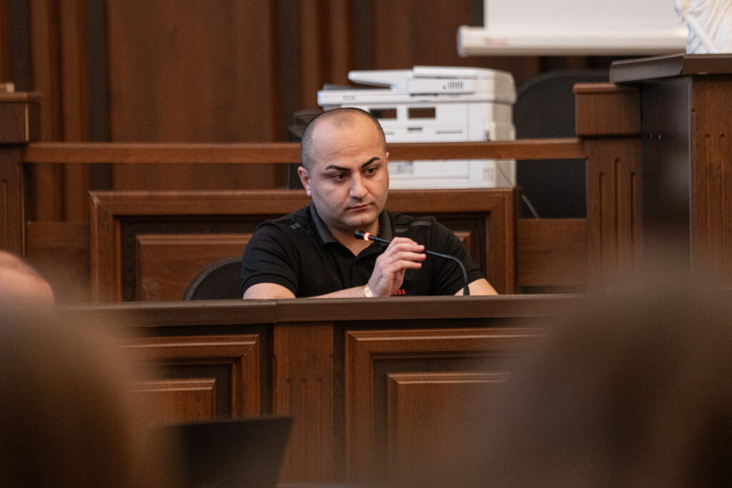 გამომძიებლის თქმით, ფოტოსურათით ამოცნობისას დაზარალებულმა პოლიციელმა მიხეილ თოლორაია და ავთანდილ თოფჩიშვილი ამოიცნო