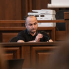 გამომძიებლის თქმით, ფოტოსურათით ამოცნობისას დაზარალებულმა პოლიციელმა მიხეილ თოლორაია და ავთანდილ თოფჩიშვილი ამოიცნო