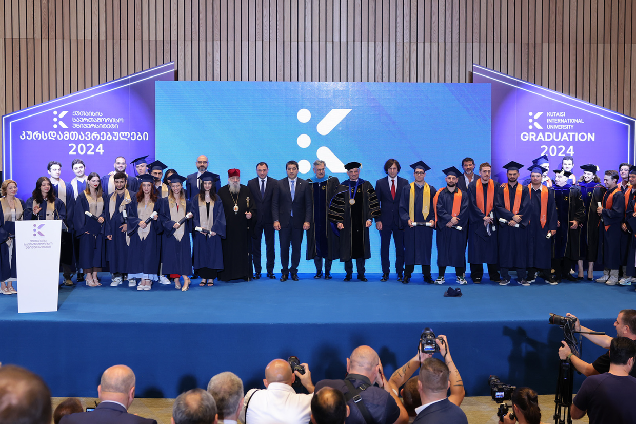 „ქართული ოცნების“ წარმომადგენლები, მათ შორის ირაკლი კობახიძე და შალვა პაპუაშვილი, ქუთაისის საერთაშორისო უნივერსიტეტის 2024 წლის გამოსაშვებ ცერემონიაზე. ოფიციალური ფოტო.