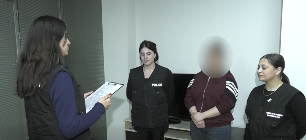 არასრულწლოვნების მიმართ ოჯახში ძალადობის ბრალდებით 21 წლის ქალი დააკავეს