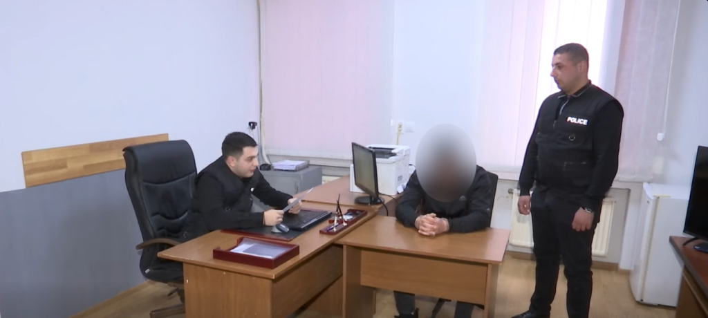 შსს: ორსული ცოლის მიმართ ჩადენილი მუქარის, ძალადობისა  და გაუპატიურების ბრალდებით კაცი დავაკავეთ