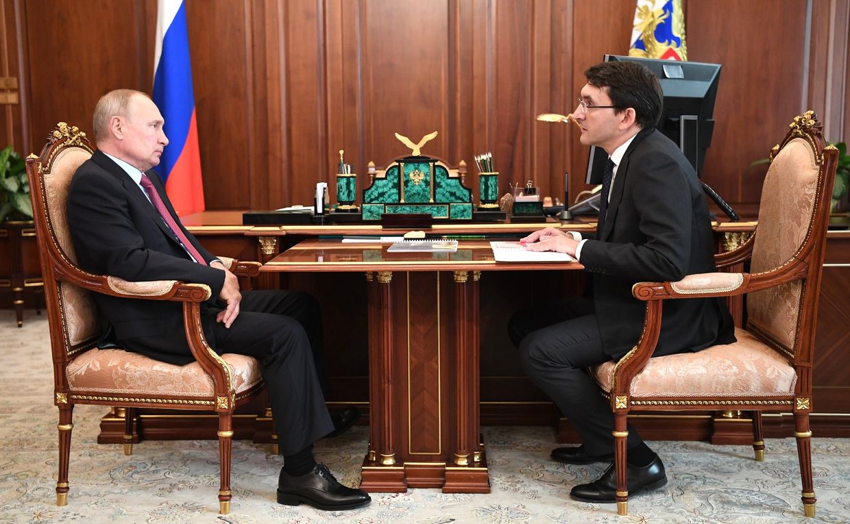 რუსეთის პრეზიდენტი ვლადიმერ პუტინი კომუნიკაციების, ინფორმაციული ტექნოლოგიებისა და მასმედიის ზედამხედველობის ფედერალური სამსახურის (როსკომნადზორი) ხელმძღვანელ ანდრეი ლიპოვთან შეხვედრას მართავს, 2020 წელი. ოფიციალური ფოტო.