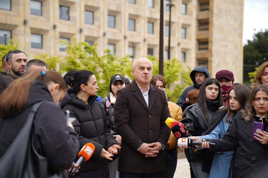 დიუშენით დაავადებული ბავშვების მშობლები მედიკამენტებს და მულტიდისციპლინური გუნდის შექმნას მოითხოვენ