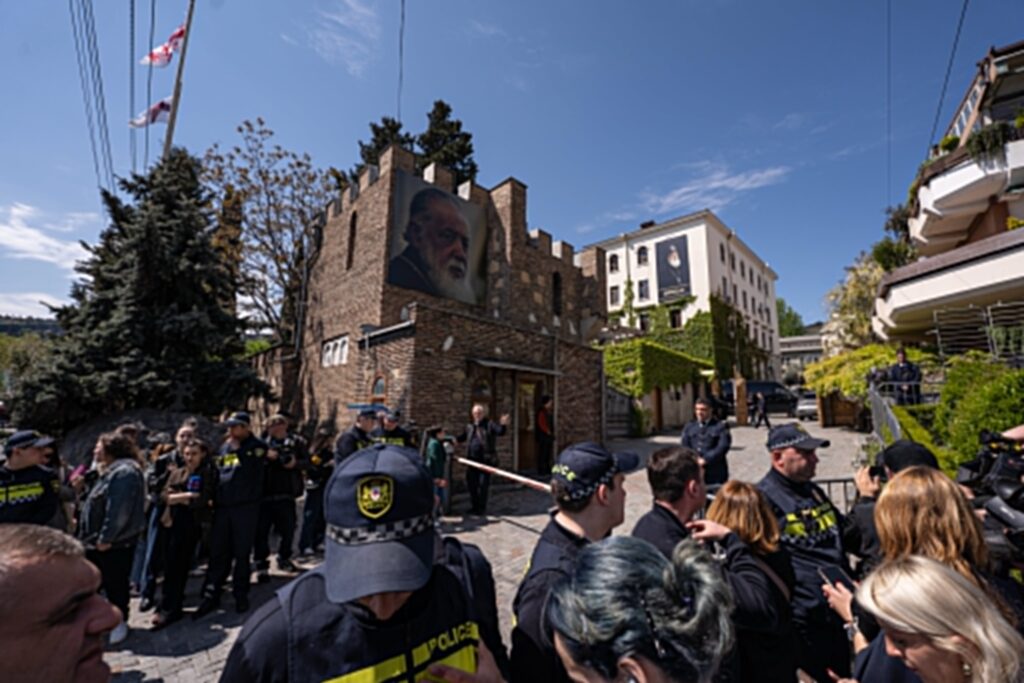 სინოდის სხდომა დაიწყო — მღვდელმთავრები დღეს პატრიარქობის სამ კანდიდატს გამოარჩევენ