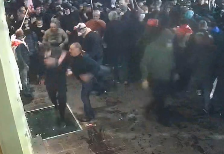 „დამარტყა ლოყის არეში, რა დროსაც ვიგრძენი ტკივილი" - მოწმე პოლიციელი ხელს კახაბერ კვაჭანტირაძეს ადებს