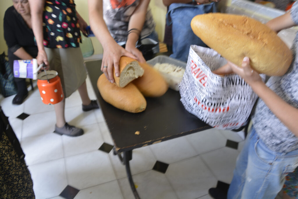 უფასო სასადილოების თანხების თაღლითურად დაუფლებაში ბრალდებულებს საპატიმრო გირაო შეეფარდათ