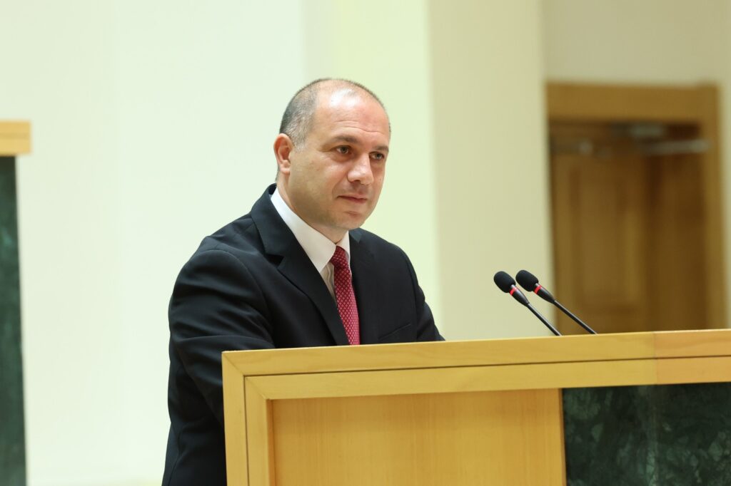 მიქანაძე: ყველა საჯარო და კერძო სკოლაში, ერთსა და იმავე დისციპლინაში ერთი სტანდარტული სახელმძღვანელო გვექნება