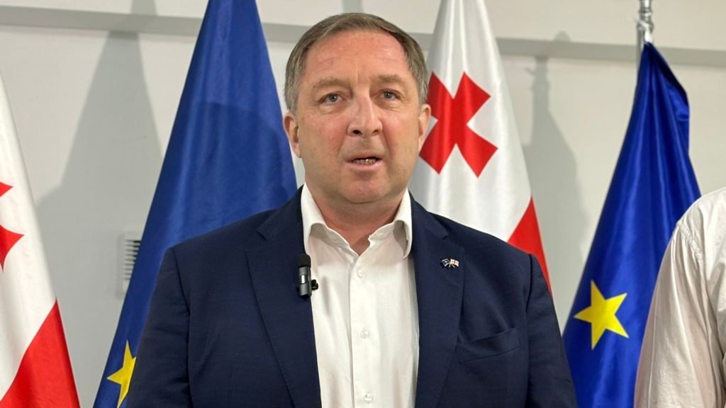 ტროტუარზე დგომის გამო ყოფილ სახელმწიფო მინისტრს ევროინტეგრაციის საკითხებში, ალექსი პეტრიაშვილს 3-დღიანი პატიმრობა შეეფარდა