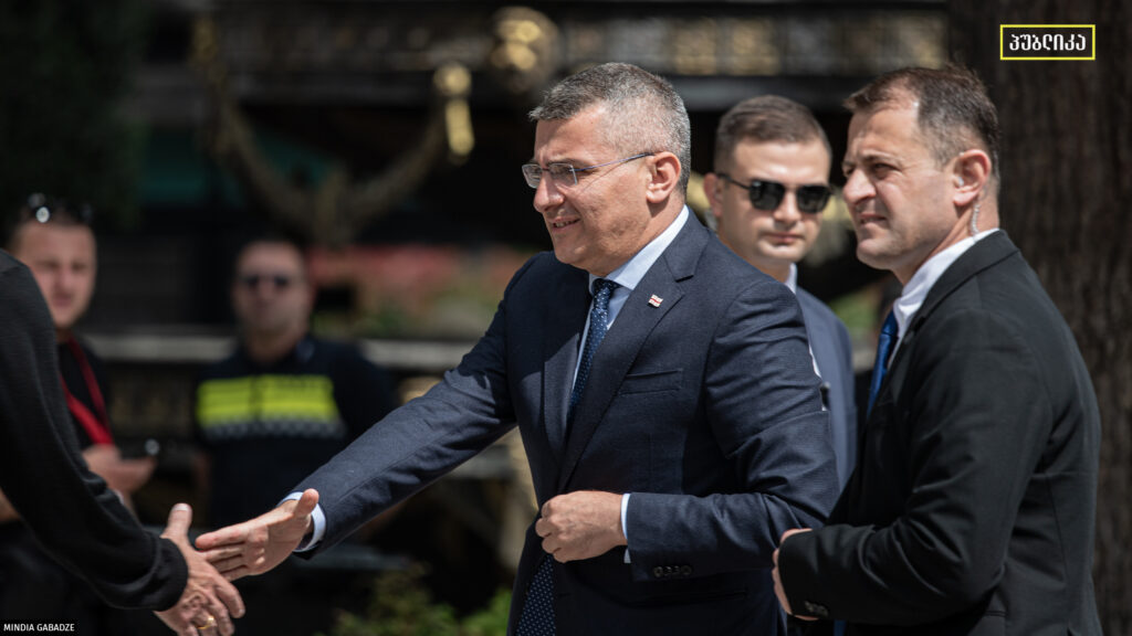 დეკლარაციის მიხედვით, მამუკა მდინარაძის ოჯახმა საცხოვრებელი ბინა მეგობრის ძმას მიჰყიდა