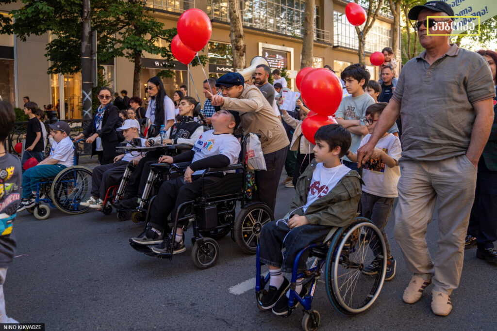 დიუშენის ორგანიზაცია დიუშენის მქონე მოქალაქეებზე ერთჯერად ფინანსურ დახმარებას გასცემს, ასევე შეიძენს დამხმარე საშუალებებს