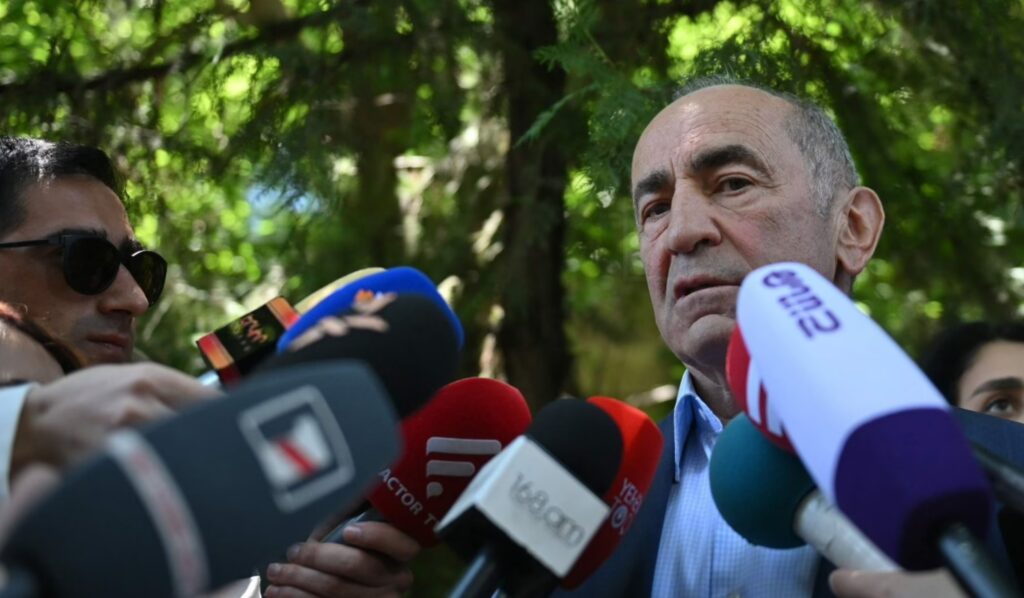 სომხეთის ცესკომ ქვეყნის ყოფილ პრეზიდენტ რობერტ ქოჩარიანს საპარლამენტო იმუნიტეტი გაუუქმა