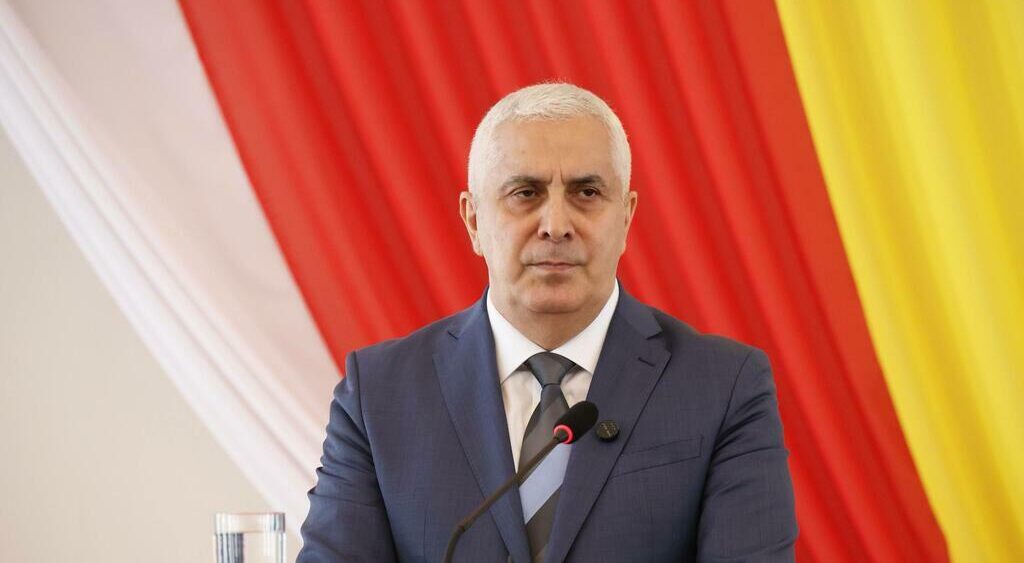 ჩრდილოეთ ოსეთის წარმომადგენელი მარატ კამბოლოვი ცხინვალის რეგიონის ე.წ პრემიერად დაინიშნა