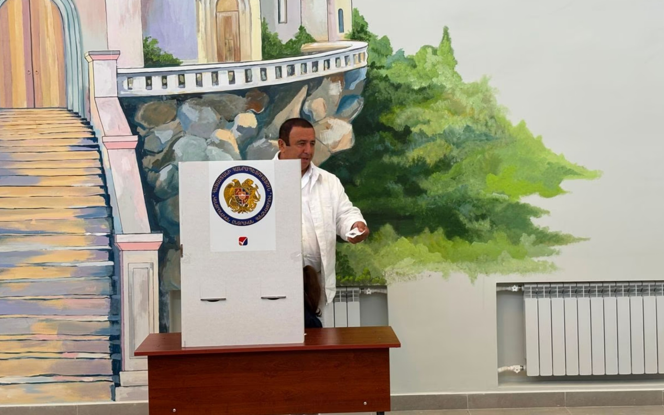 გაგიკ წარუკიანი ხმის მიცემის დროს 2026 წლის 7 ივნისს. ფოტო: თამარა შველიძე/OC Media
