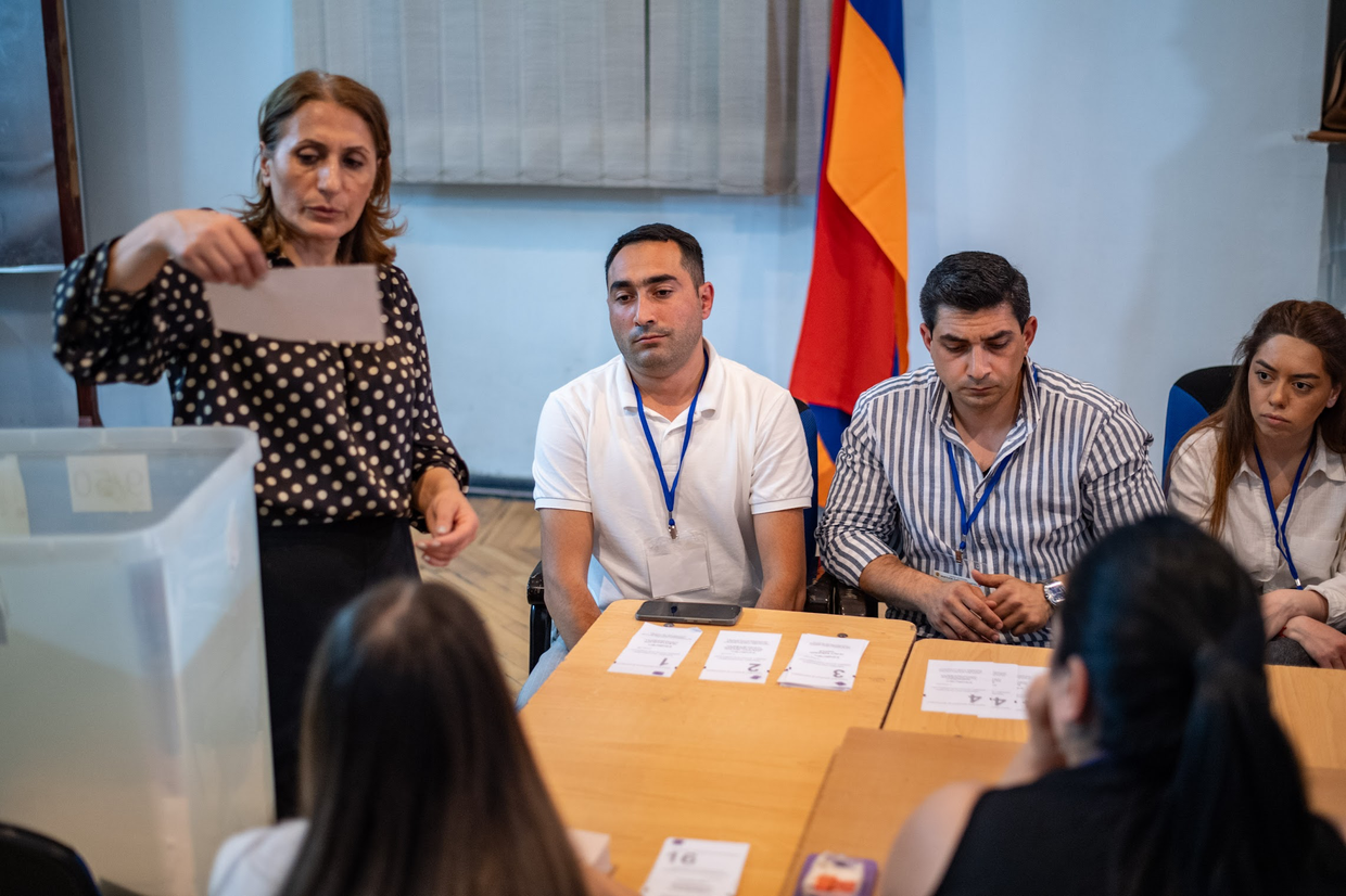 კომისია ითვლის ხმებს 7 ივნისის საპარლამენტო არჩევნების შემდეგ. ფოტო: მარიამ ნიკურაძე/OC Media