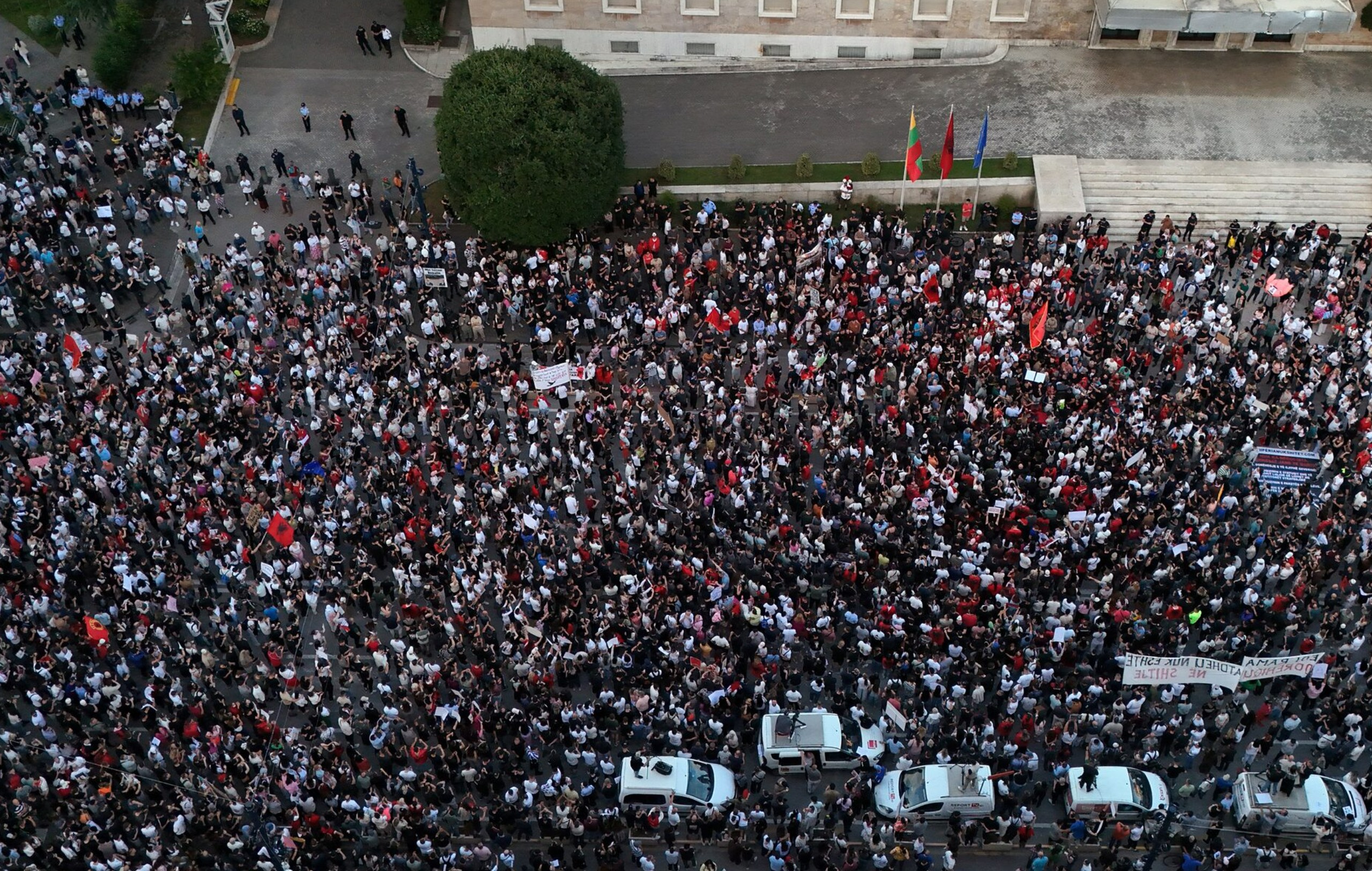REUTERS/ფლორიონ გოგა