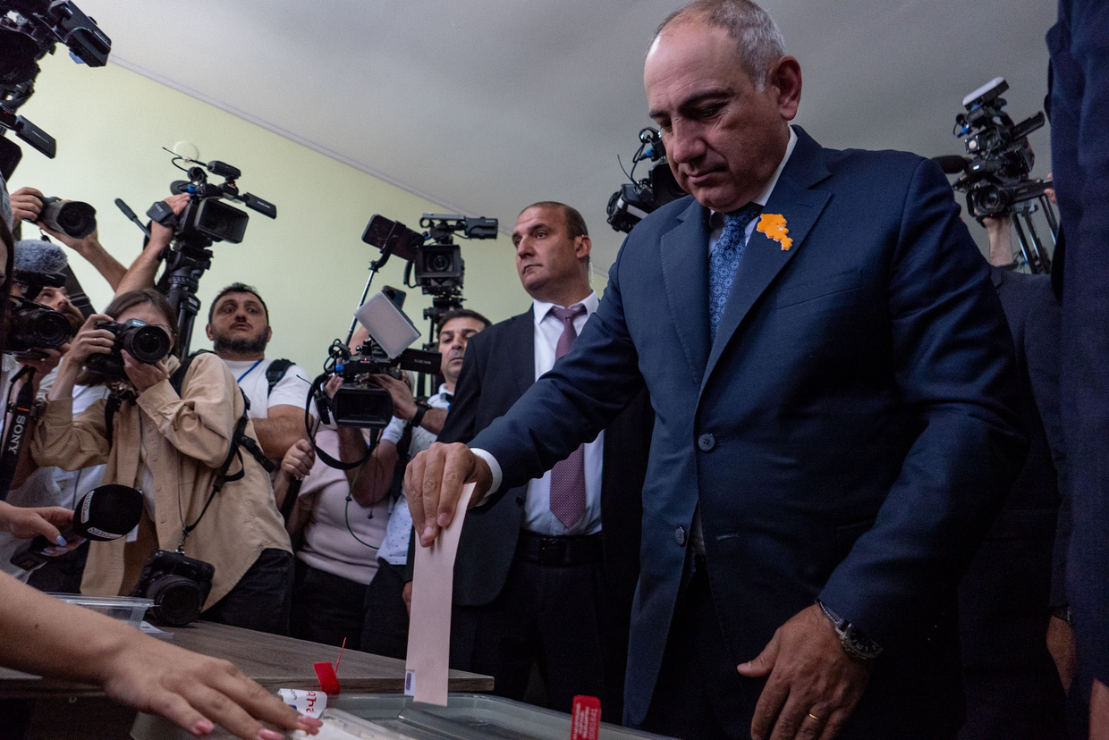 ნიკოლ ფაშინიანი ხმის მიცემის დროს. 2026 წლის 7 ივნისი. ფოტო: მარიამ ნიკურაძე/OC Media