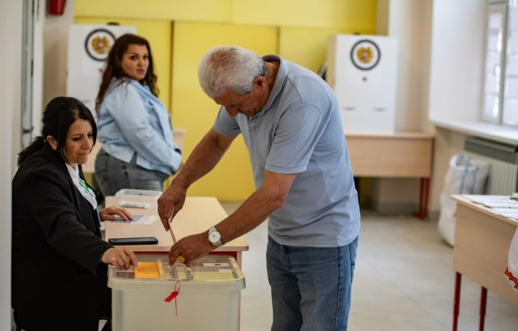 სომხეთის მთავრობას ახალ კონსტიტუციასთან დაკავშირებით რთული ბრძოლა ელის