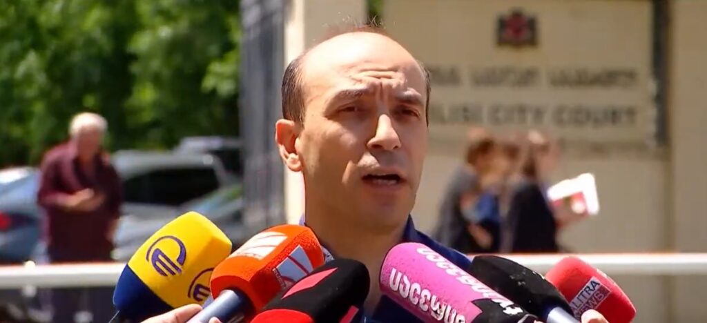 ე.წ საბოტაჟის საქმის სასამართლო პროცესიდან მოსამართლემ ნიკა გვარამიას ადვოკატიც გააძევა
