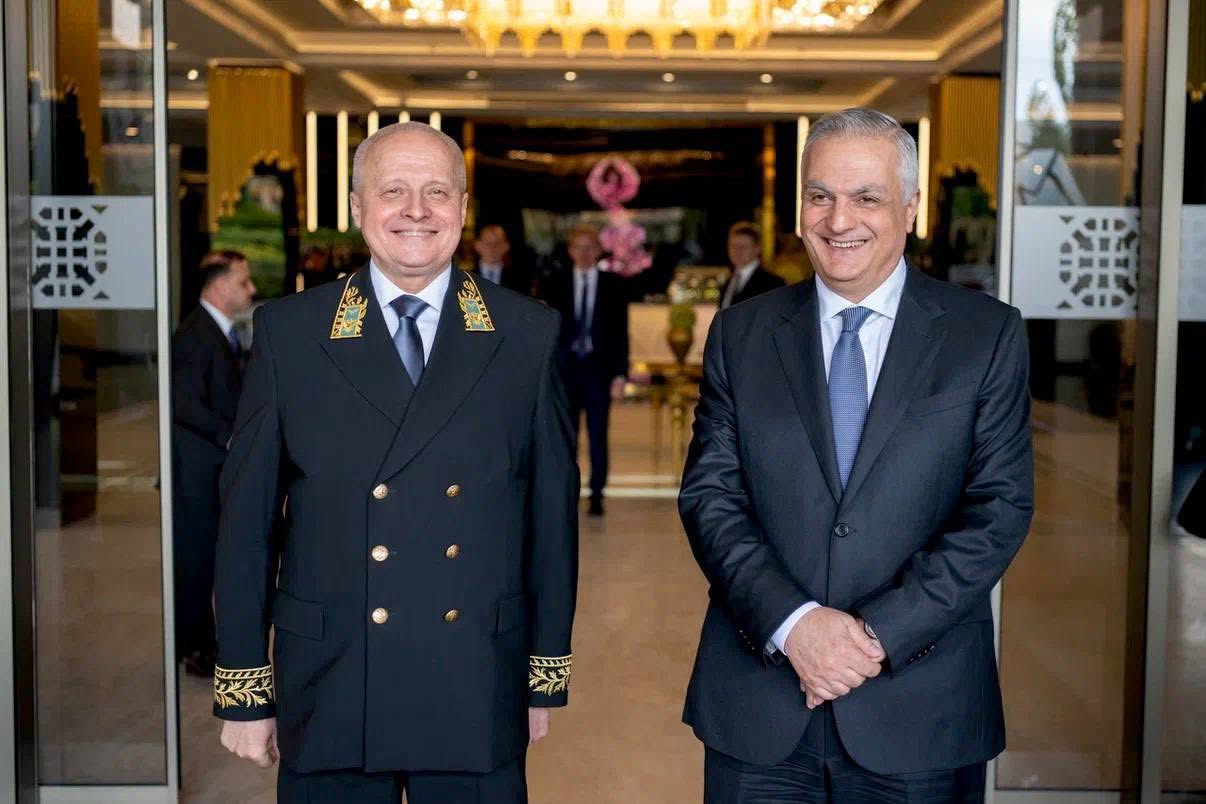 რუსეთის ელჩი სომხეთში სერგეი კოპირკინი (მარცხნივ) და სომხეთის ვიცე-პრემიერი მჰერ გრიგორიანი (მარჯვნივ) რუსეთის დღის აღნიშვნაზე სომხეთში, 2026 წლის 12 ივნისს. ოფიციალური ფოტო.