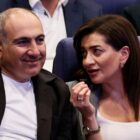 ნიკოლ ფაშინიანის ცოლს, ანნა აკობიანს მოკვლით დაემუქრნენ — სომხეთში გამოძიება დაიწყო