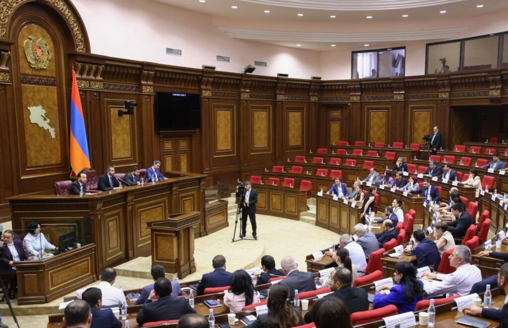 სომხეთის ოპოზიცია ხელისუფლებას ახალი კონსტიტუციის აზერბაიჯანის მოთხოვნებზე მორგებაში ადანაშაულებს