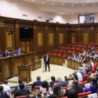 სომხეთის ოპოზიცია ხელისუფლებას ახალი კონსტიტუციის აზერბაიჯანის მოთხოვნებზე მორგებაში ადანაშაულებს