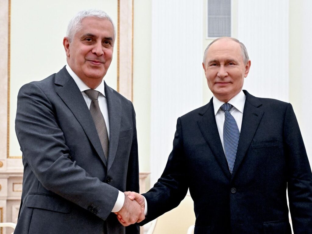 ოკუპირებული ცხინვალის ე.წ. საპრეზიდენტო არჩევნებში მარატ კამბოლოვი ლიდერობს