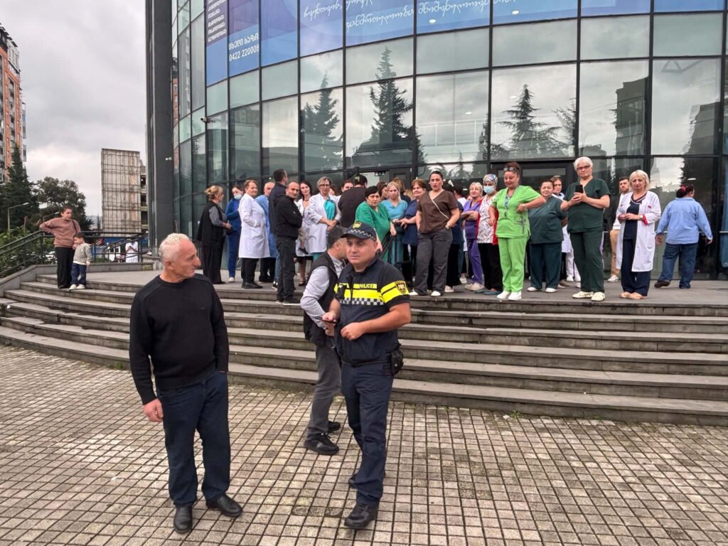 ბათუმის რესპუბლიკურ საავადმყოფოში ექიმები აქციას მართავენ