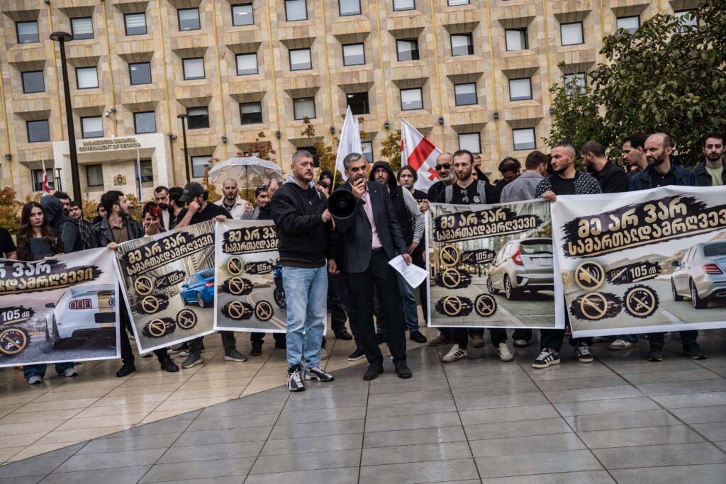 ავტომფლობელები ხმაურის რეგულაციის გაუქმებას, ჯარიმების დაბრუნებასა და მანქანების ჩამორთმევის შეჩერებას მოითხოვენ