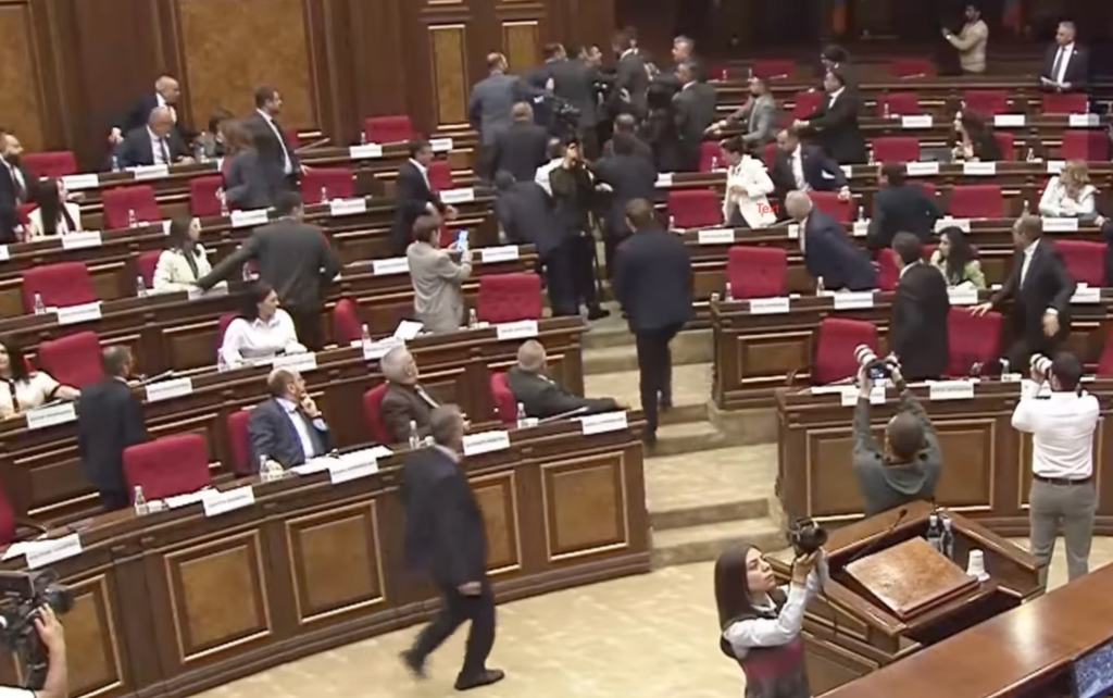 სომხეთის პარლამენტში სპიკერმა ოპოზიციონერ დეპუტატს მიკროფონი გაუთიშა, რასაც ჩხუბი მოჰყვა