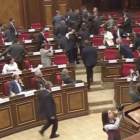 სომხეთის პარლამენტში სპიკერმა ოპოზიციონერ დეპუტატს მიკროფონი გაუთიშა, რასაც ჩხუბი მოჰყვა