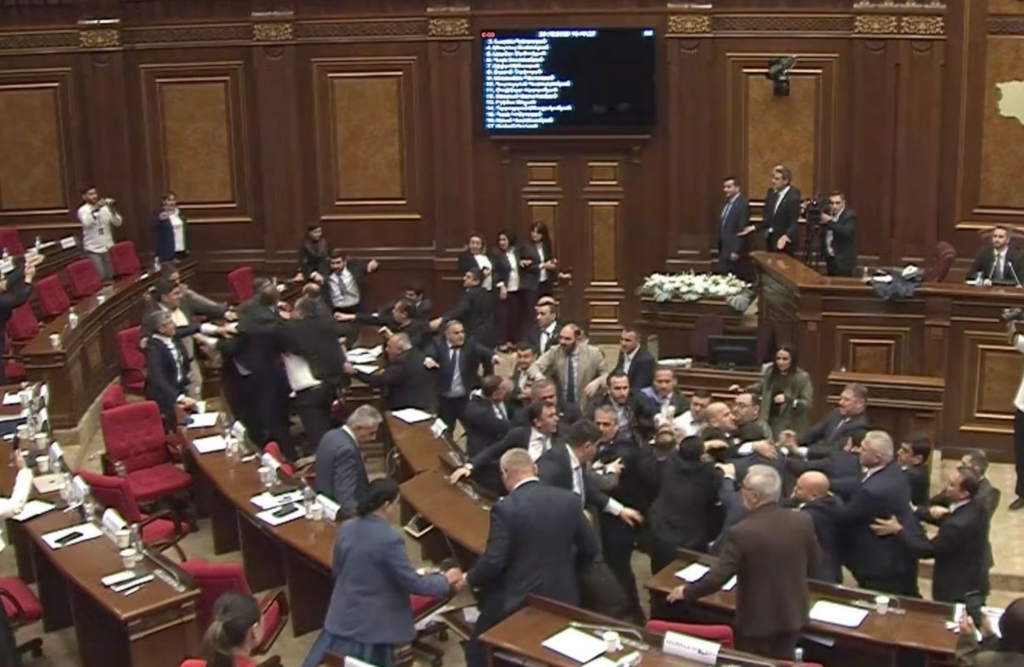 სომხეთის პარლამენტში დეპუტატებმა ერთმანეთს სკამები ესროლეს