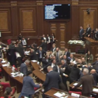 სომხეთის პარლამენტში დეპუტატებმა ერთმანეთს სკამები ესროლეს